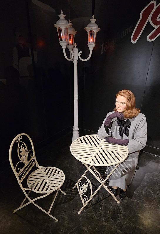 映画『カサブランカ』イルザが座るカフェシーンの蝋人形展示