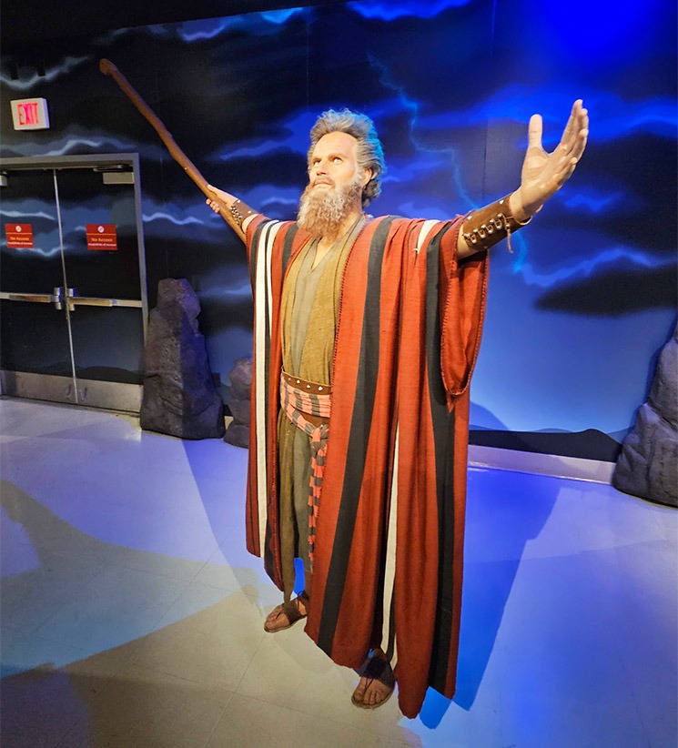 映画『十戒』モーゼ役のチャールトン・ヘストンの蝋人形。両腕を広げた名シーンの再現展示