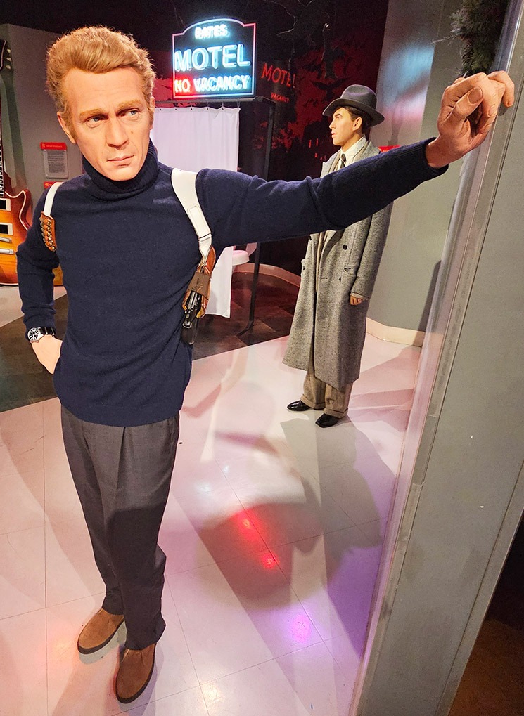 壁に手を添えるポーズを取るジェームズ・ディーンの蝋人形