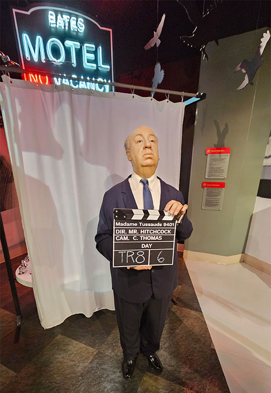 『サイコ』の撮影現場風に立つアルフレッド・ヒッチコックの蝋人形