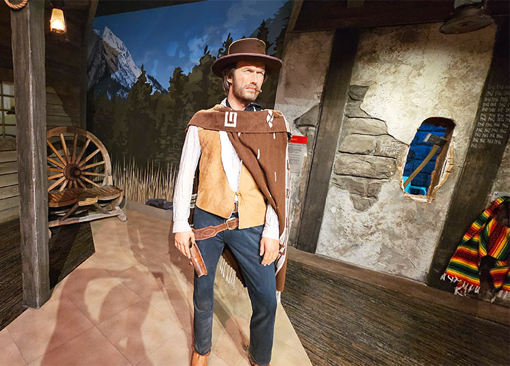 西部劇のエリアに立つクリント・イーストウッドの蝋人形展示