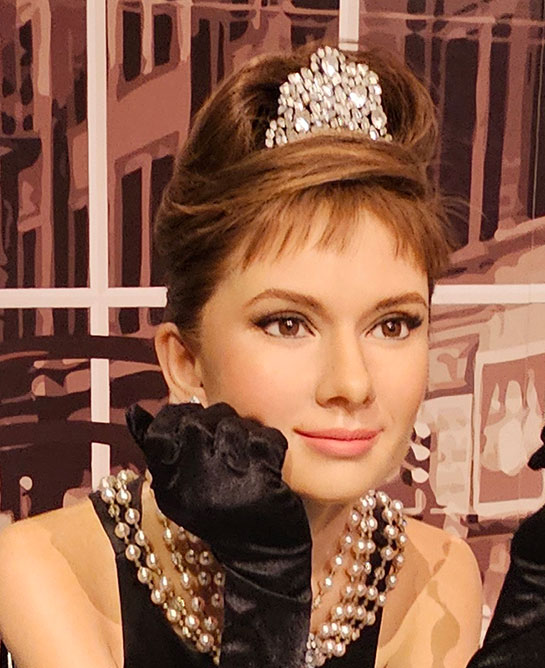 映画『ティファニーで朝食を』オードリー・ヘップバーンの蝋人形の表情