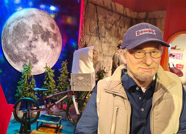 スティーヴン・スピルバーグの蝋人形。柔らかい笑顔と帽子が印象的