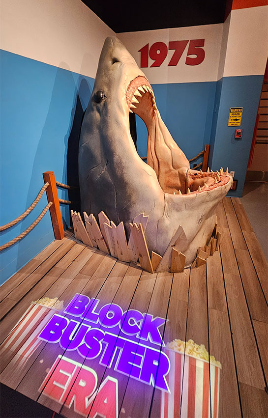 『ジョーズ』の巨大サメモニュメント展示