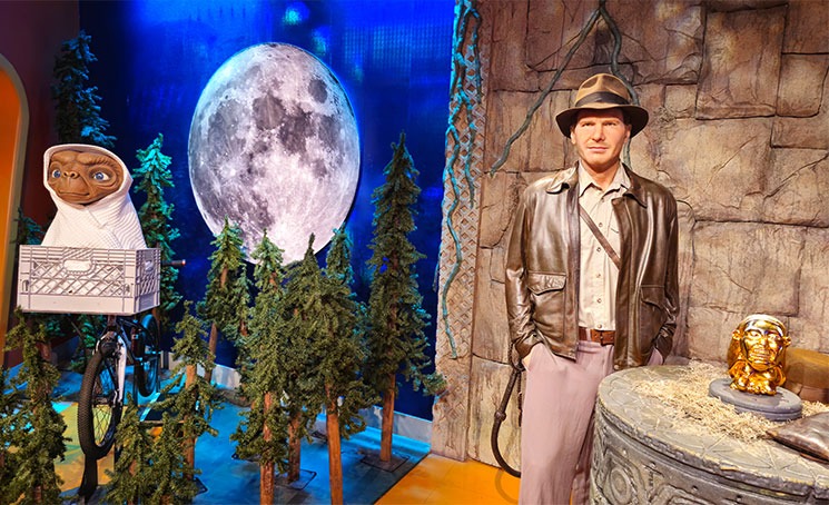 E.T.の自転車シーンを再現した展示とインディー・ジョーンズの蝋人形