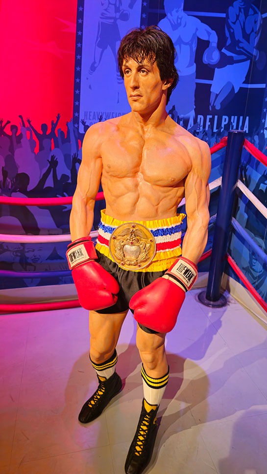 映画『ロッキー』のリングに立つシルベスター・スタローンの蝋人形展示