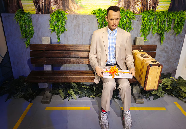 映画『フォレスト・ガンプ』のベンチに座るトム・ハンクスの蝋人形展示