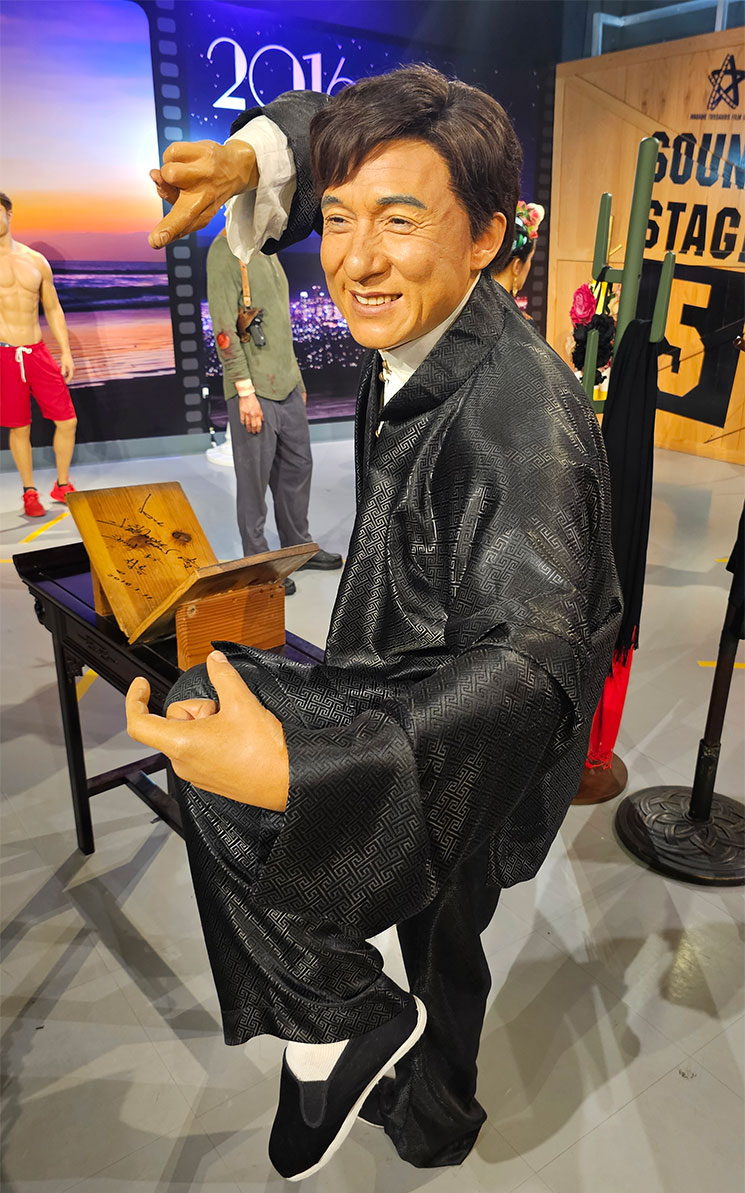 アクションポーズを決めるジャッキー・チェンの蝋人形