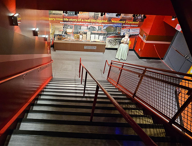 マダム・タッソー1階に向かう階段の踊り場展示