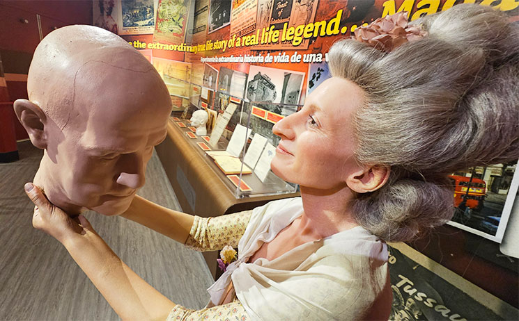 マリー・タッソーによるデスマスク制作風景の展示