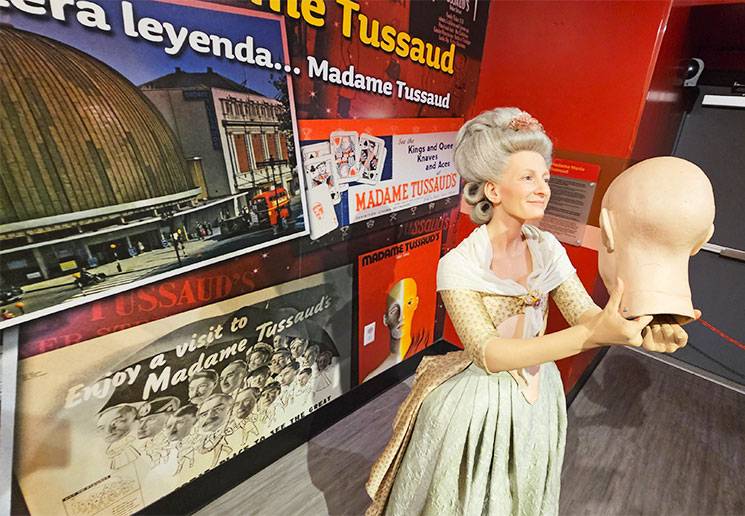 マダム・タッソー1階に向かう階段の踊り場展示