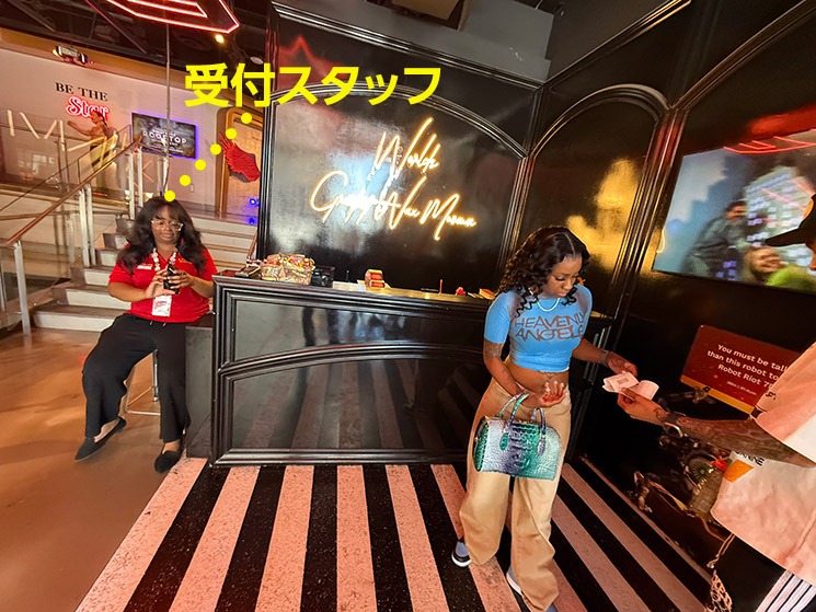 「マダム・タッソー・ハリウッド」の受付スタッフ