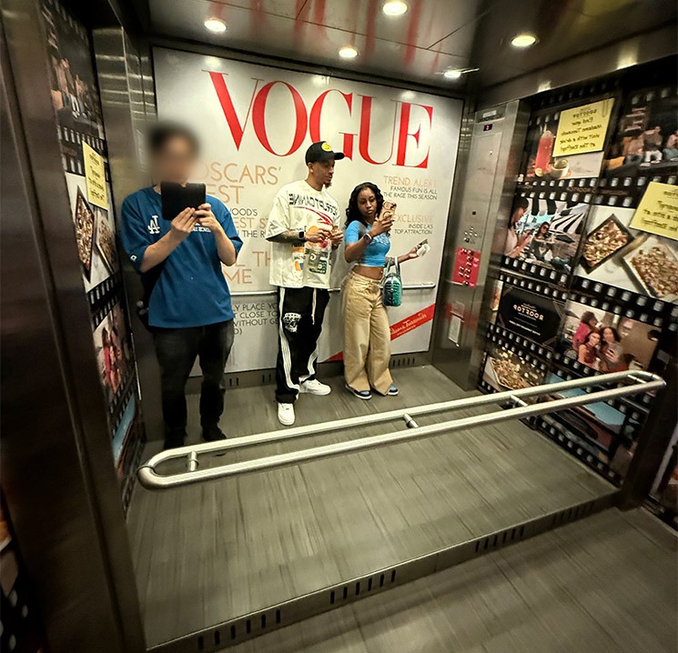 「マダム・タッソー・ハリウッド」のエレベーターで3階へ