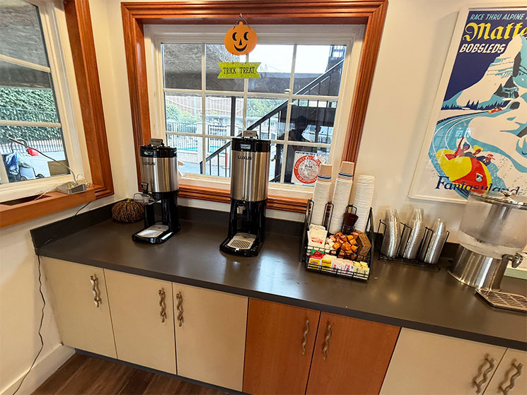 アルパイン インのフロント横に備え付けられたコーヒー・ティーサービス