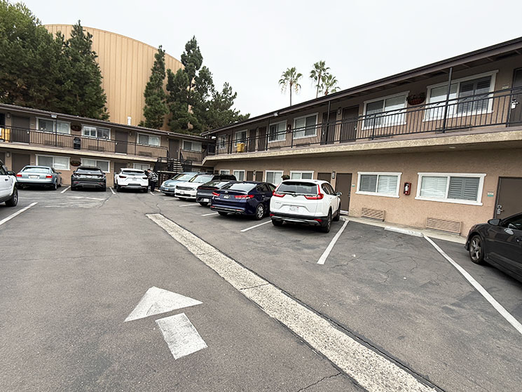 アルパイン インの宿泊棟と駐車場