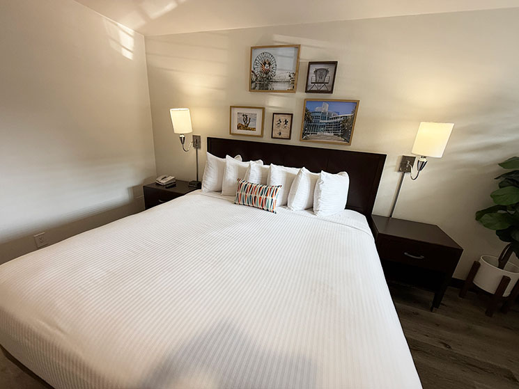 アルパイン インのキングベッド