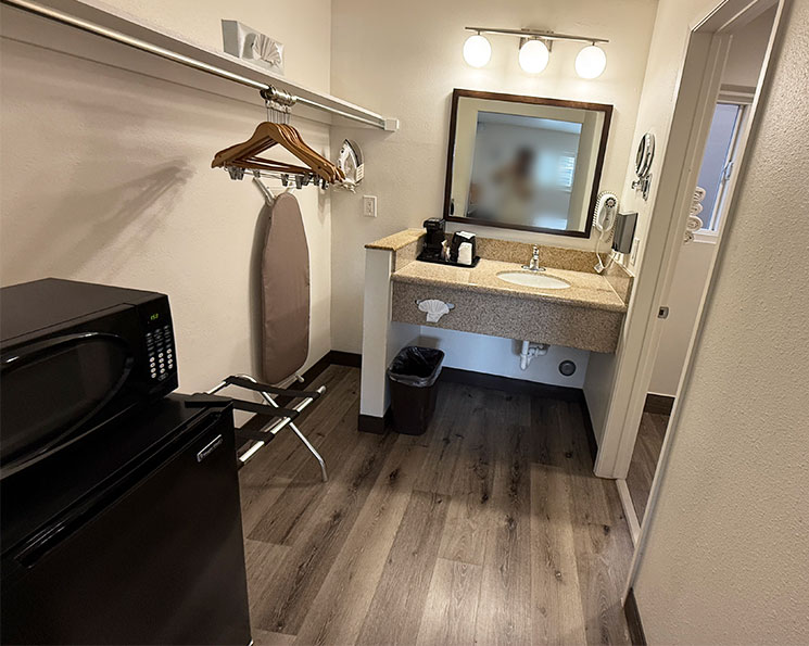 アルパイン インの宿泊部屋 洗面エリアやクローゼットエリア