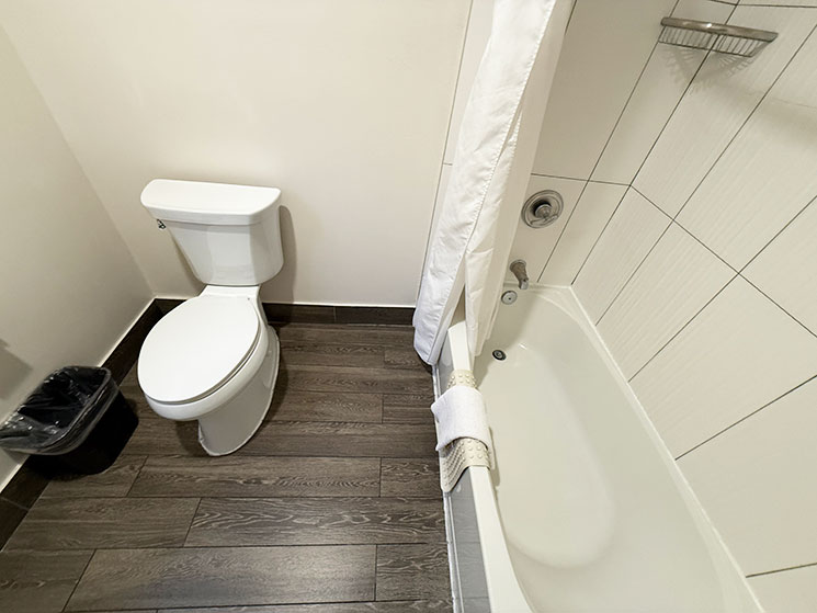 アルパイン インのバスルーム