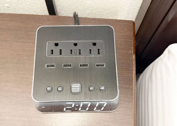 アルパイン インのベッドサイドのマルチ電源タップ