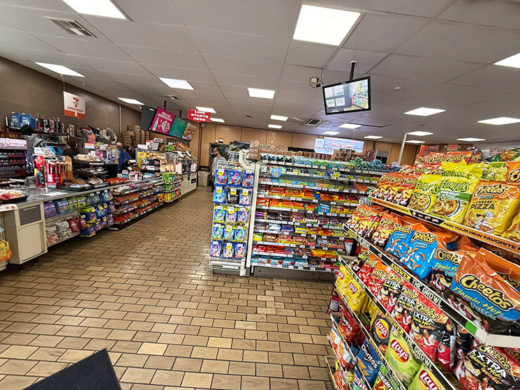 アルパイン イン近くのセブンイレブンの店内