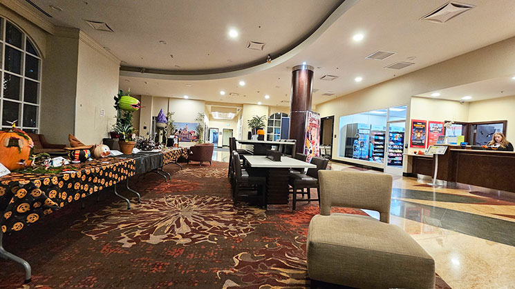 デザート パームズ ホテル ＆ スイーツのフロントロビーとミニコンビニ