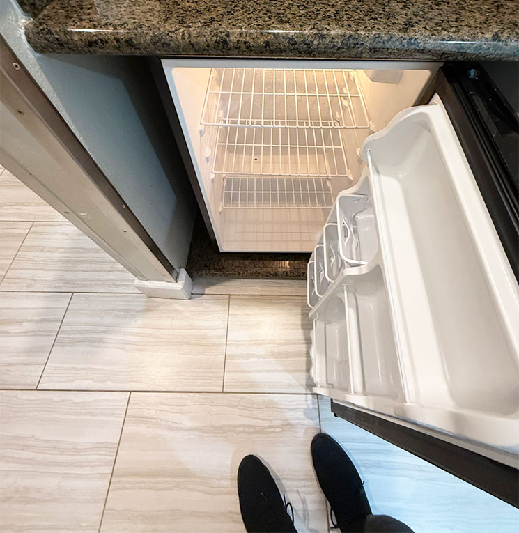 デザート パームズ ホテル ＆ スイーツの客室に備え付けられた冷蔵庫