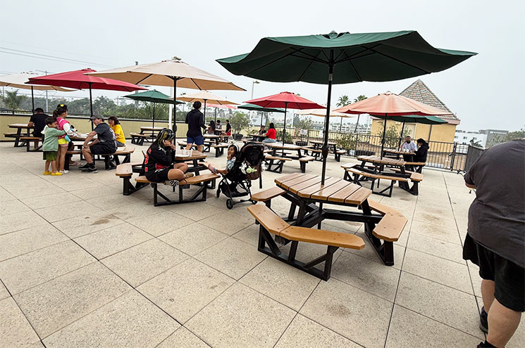 デザート パームズ ホテル ＆ スイーツの野外テラスの朝食会場