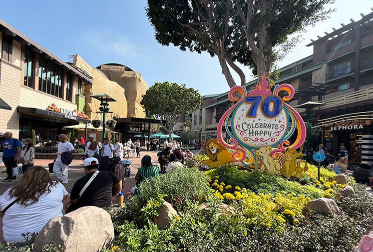 ダウンタウン・ディズニー・ディストリクトのレストランやカフェが並ぶ景観