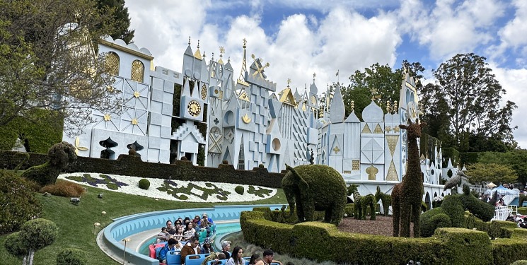 ディズニーランドパーク イッツ ア スモールワールドの建物と搭乗風景