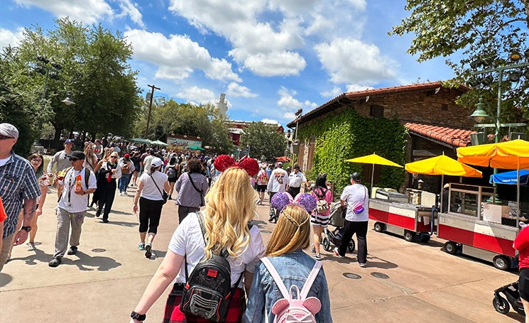 アドベンチャーパーク カーズランドへ向かうゲストの様子