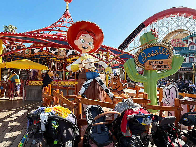 カリフォルニア・アドベンチャーパーク内 CRITTER CAROUSELのアトラクション前の風景