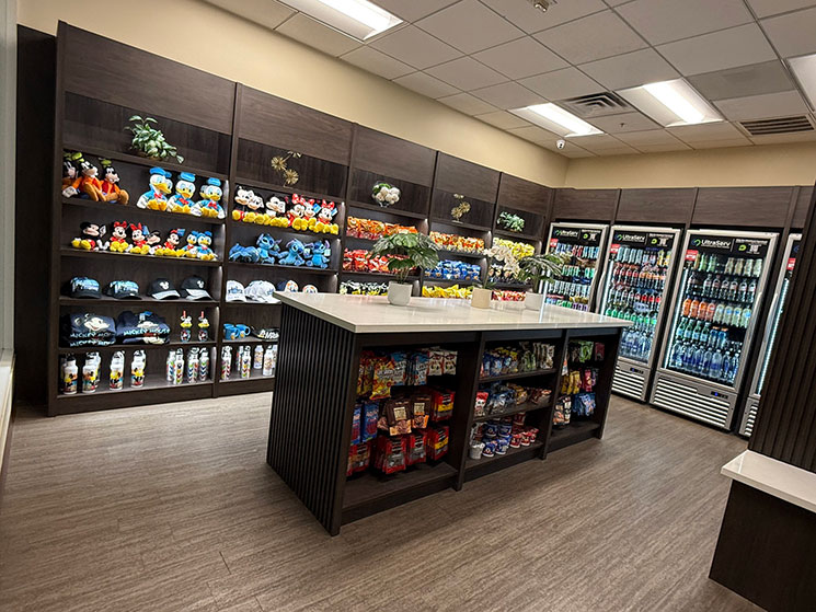 ミニコンビニ内の飲料ケースとスナック売り場