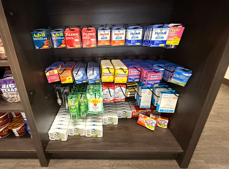 ミニコンビニ内に並ぶ頭痛薬や風邪薬などの市販薬
