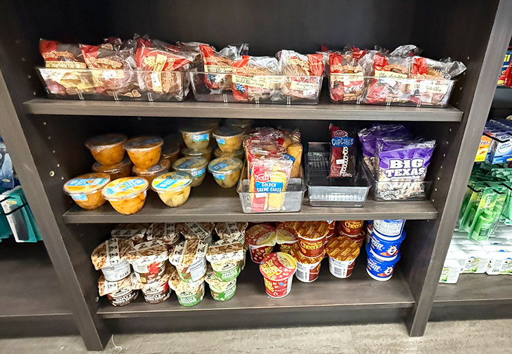 ミニコンビニ内のマフィンやカップ麺などの軽食コーナー