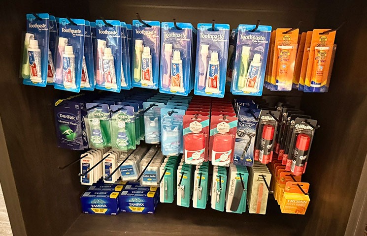 ミニコンビニ内に並ぶ歯磨き粉やデオドラントなどのアメニティ
