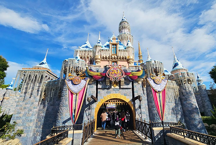 ディズニーランド・パークの象徴『眠れる森の美女の城（Sleeping Beauty Castle）』正面から撮影