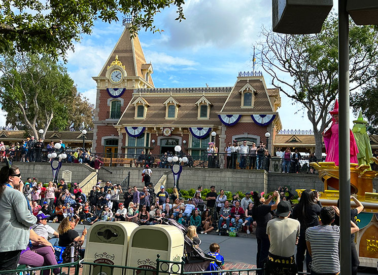 ディズニーランド・パーク内のメインストリートU.S.A周辺の景観。パレード待ちのゲストが集まる様子