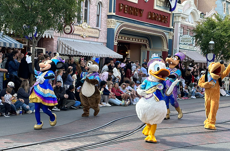 ディズニーランド・パーク内のメインストリートU.S.Aで行われるパレードの様子