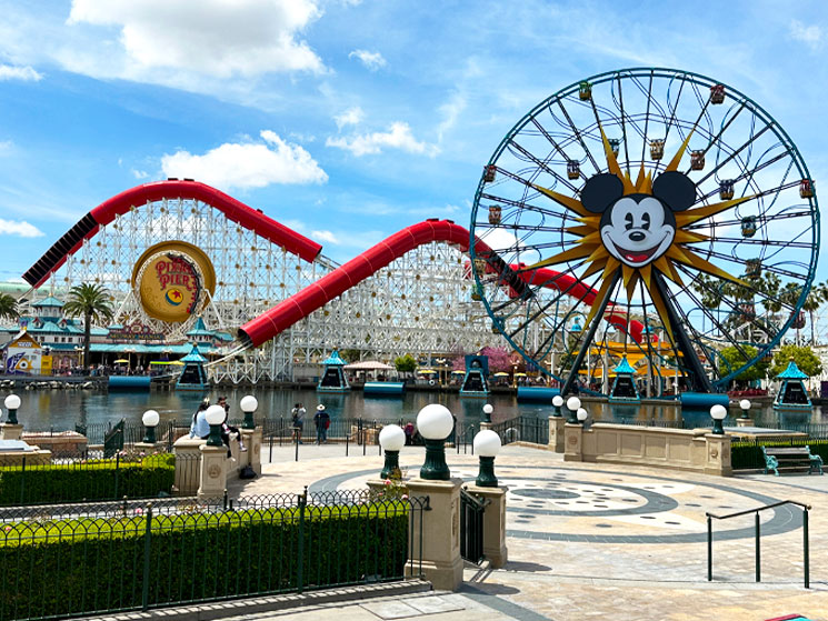 ディズニー・カリフォルニア・アドベンチャー・パークの象徴『ピクサー・パル・ア・ラウンド』と湖畔の景観