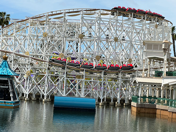 迫力あるインクレディコースターとピクサー・ピアの景観