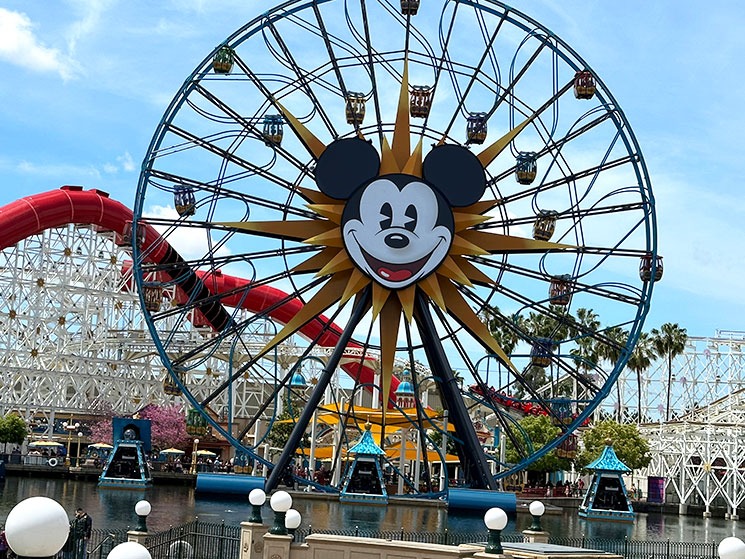 湖畔に映えるピクサー・パル・ア・ラウンド（Pixar Pal-A-Round）