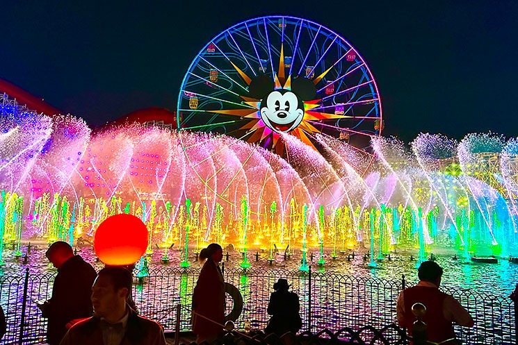 幻想的にライトアップされた夜の人気ショー『ワールド・オブ・カラー』