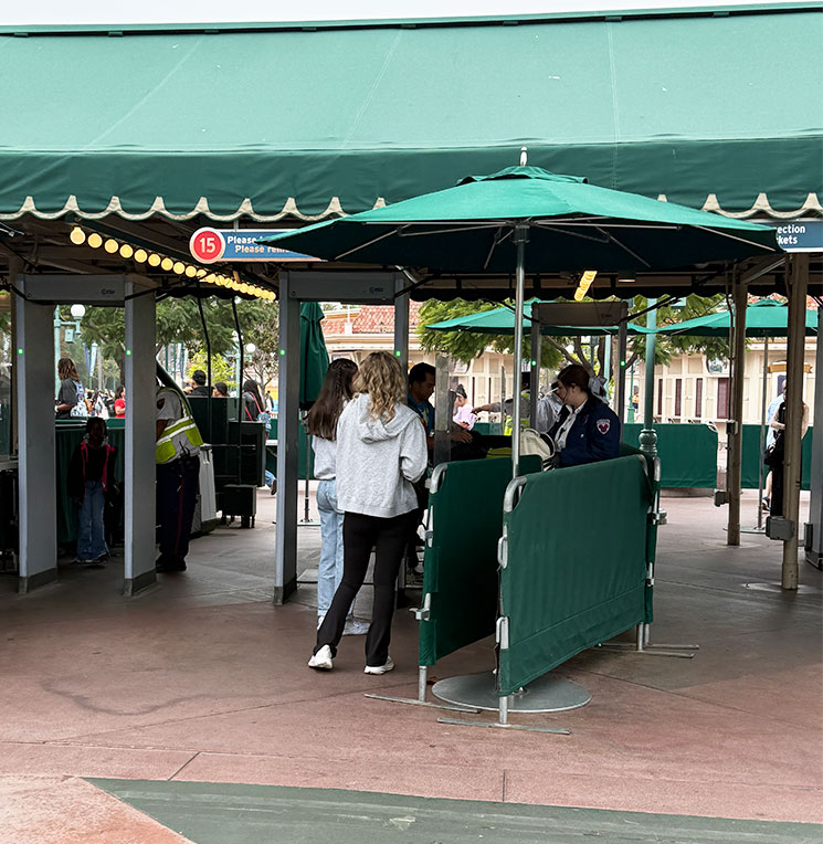 カリフォルニア・ディズニー 「K9（警備犬）」によるスクリーニングエリア