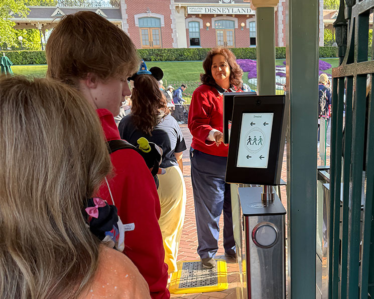 ディズニーランドパーク入園｜QRコードを機械にかざす場面（2025年撮影）