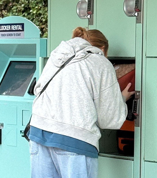 カリフォルニア・ディズニー エスプラネードにあるコインロッカーへ収納する様子