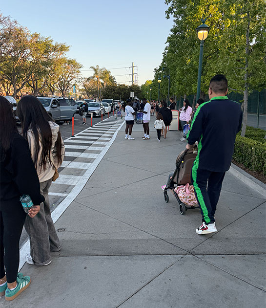 カリフォルニア・ディズニー 「Disneyland Drop Off（Uber乗降車ポイント）」の様子
