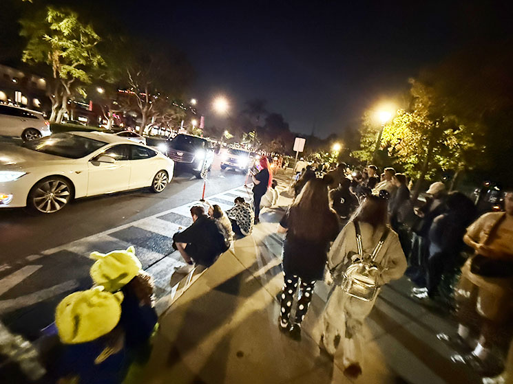 夜のショー終了直後のカリフォルニア・ディズニー 「Disneyland Drop Off（Uber乗降車ポイント）」周辺の様子