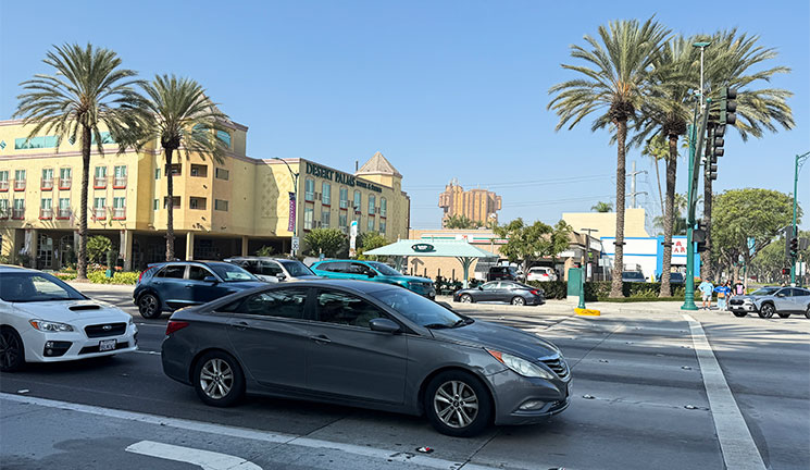 カリフォルニア・ディズニー 近くの大通りを走るUber