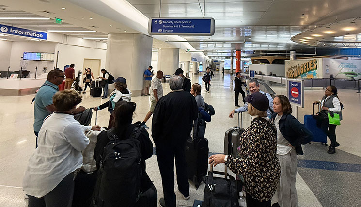 ロサンゼルス空港の到着ロビー 