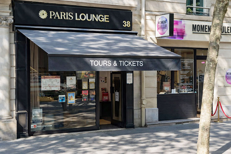 エッフェル塔のチケット受け取り場所 - エッフェル塔近近くにある「Paris Lounge」